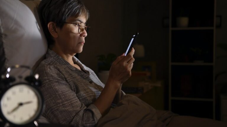 Elderly Woman Receives a Call at 5 AM: What She Discovered at the Bus Stop Changed Everything